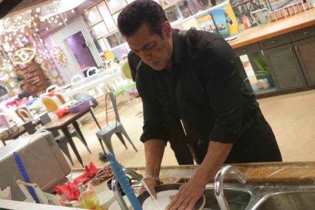 Bigg Boss 13 Weekend Ka Vaar written updates: Salman Khan cleans up housemates' mess to teach them a lesson