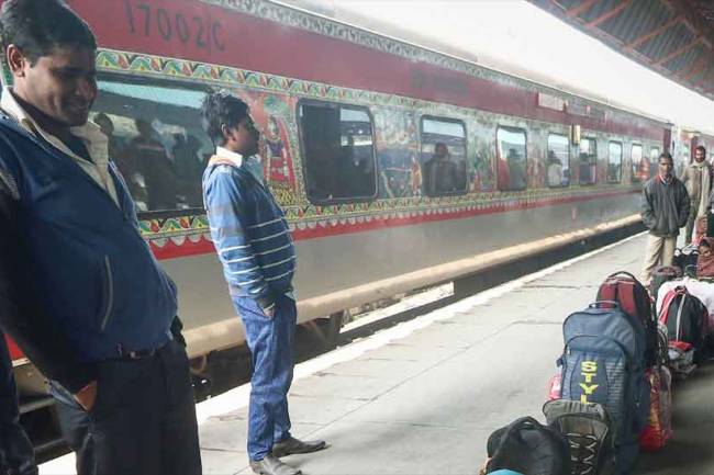 Fog disrupts rail services, 21 trains running late in Northern Railway region