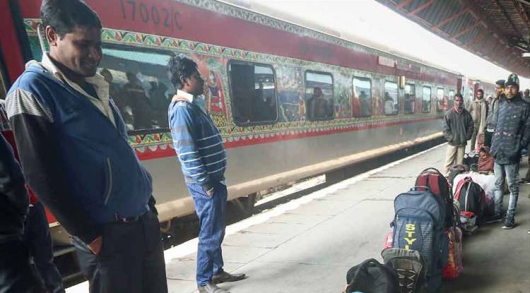 Fog disrupts rail services, 21 trains running late in Northern Railway region