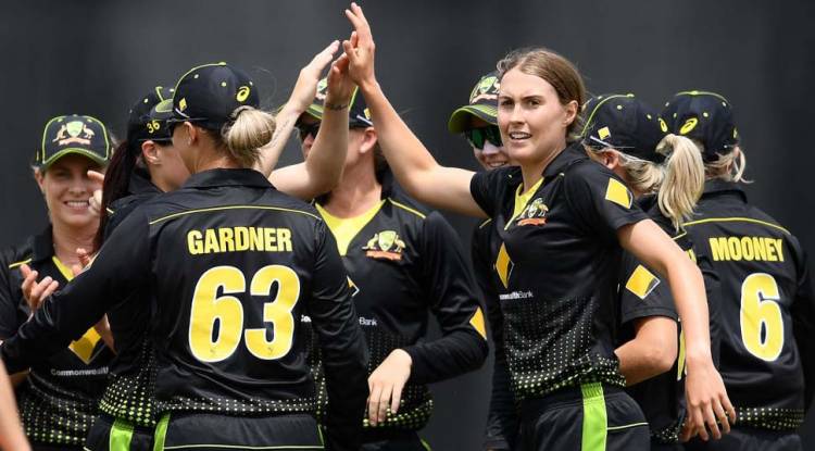 India women vs Australia women T20 tri-series final live: Mandhana departs, India in trouble